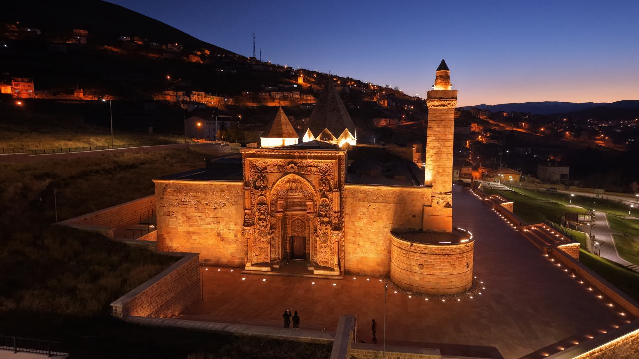 Sivas ve Divriği Turu - Divriği Ulu Camii ve Darüşşifası • Mühürdarzade Konağı • Hüma Hatun Sokağı • Sivas Kongre Merkezi • Şifaiye Medreseleri